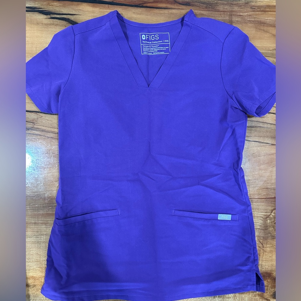 Figs scrub top 3 pocket